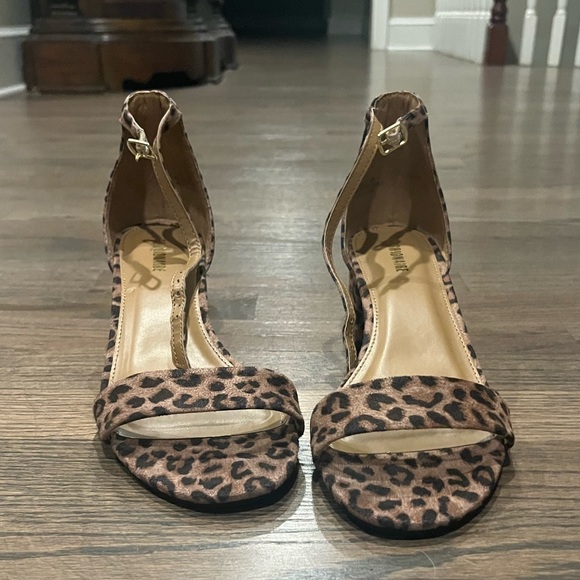 SUPER CUTE CHEETAH HEELS SIZE 7 1/2! NEVER WORN ‼️‼️ - Picture 2 of 5